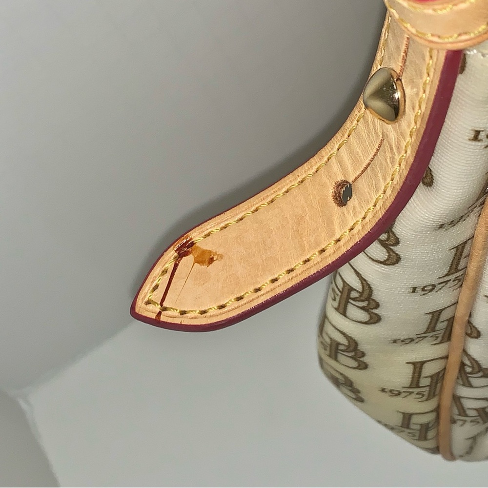 Dooney and Bourke 1975 collection signature cream patent leather shoulder bag - Picture 5 of 10